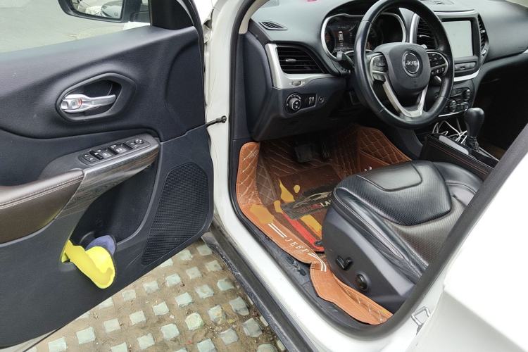 Used Jeep Cherokee 2016 2.4L All-in-One Edition
