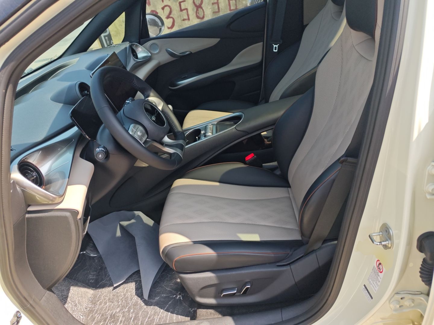 المقاعد الأمامية داخل السيارة