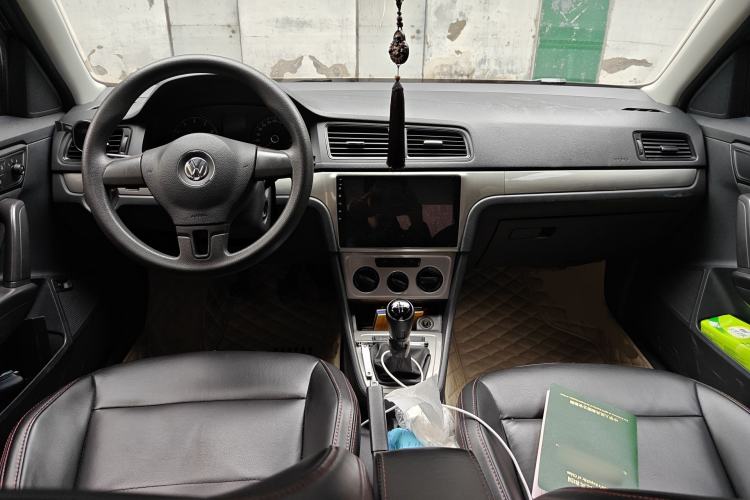 Used Volkswagen Lavida 2013 Revised Classic 1.6L Manual Fashion Edition Center Console