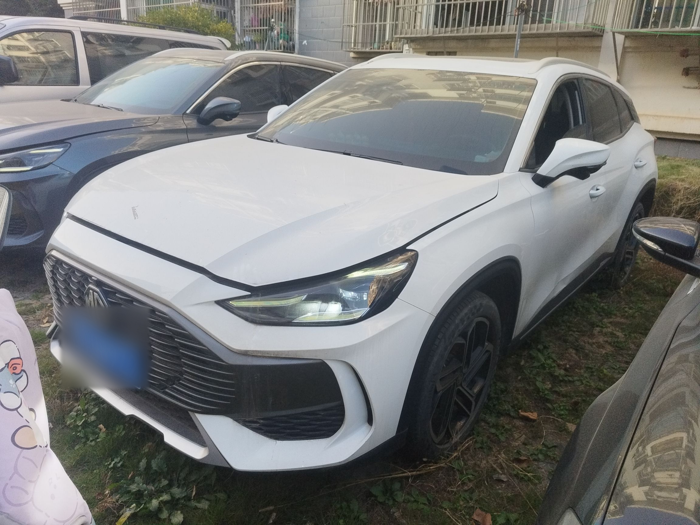 Под передней частью автомобиля