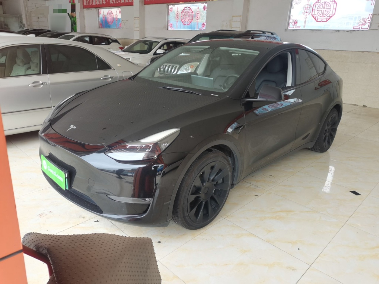 Под передней частью автомобиля