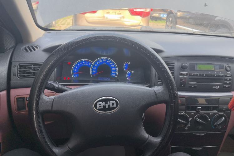 Used BYD F3 2012 Energy-Saving Model 1.5L Manual Comfort Version Center Console