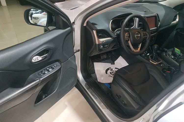 Used Jeep Cherokee 2016 2.4L Professional Smart Version