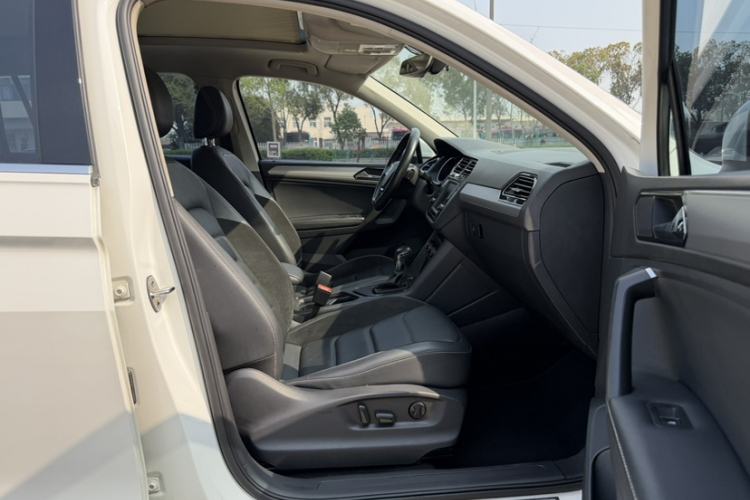 Used Volkswagen Tiguan L 2017 330TSI Automatic Two-Wheel Drive Luxury Edition Right Front Seat