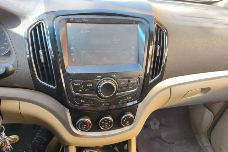 Used Baojun 730 2014 1.5L manual standard trim 7 seats Audio And AC Panel