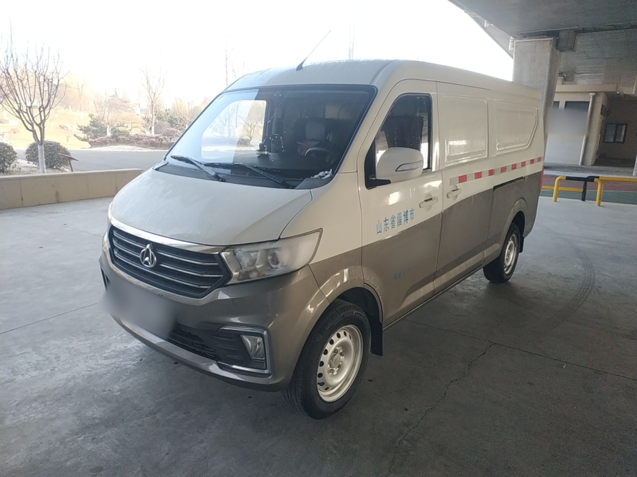 Под передней частью автомобиля