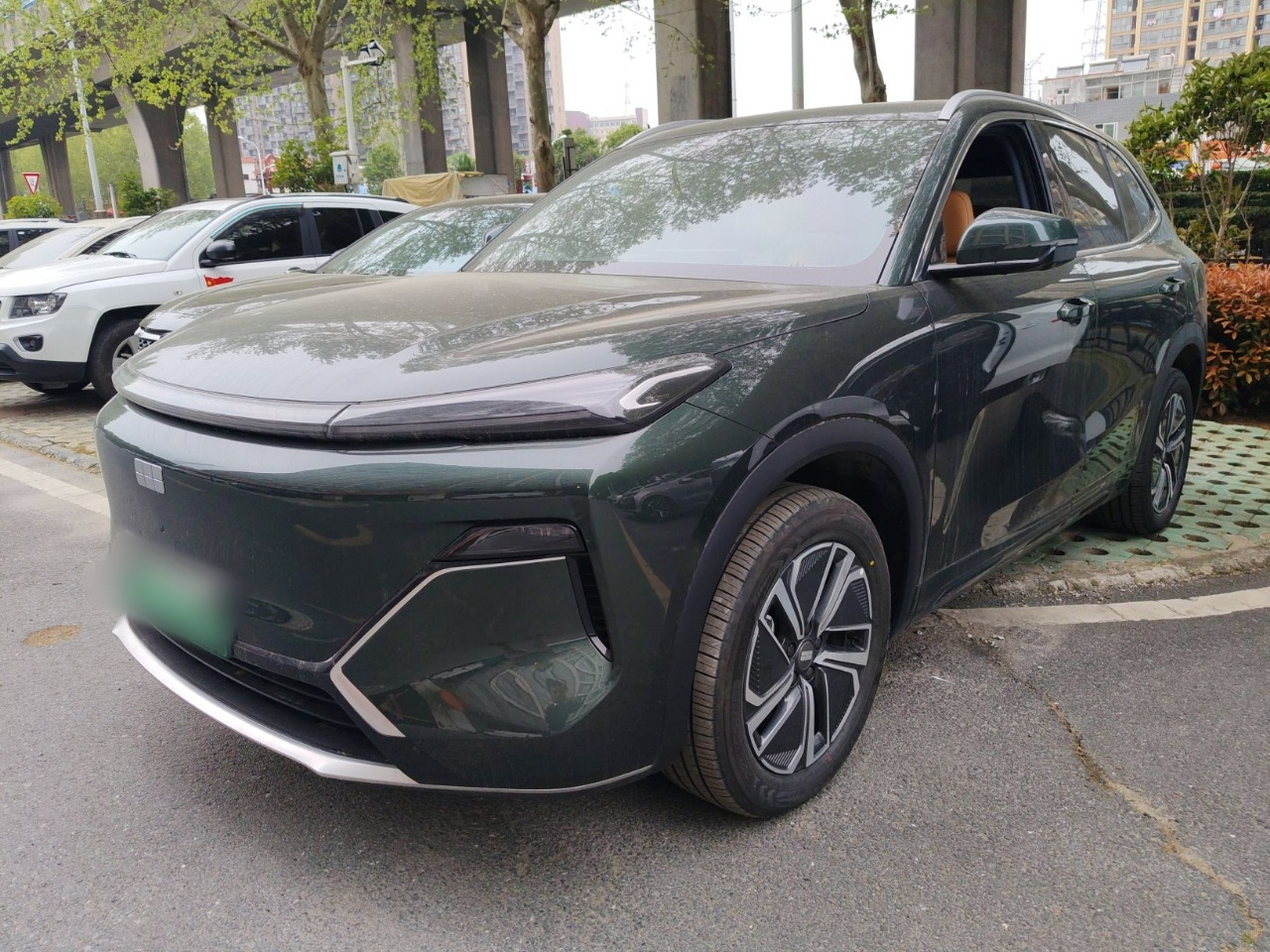 Под передней частью автомобиля