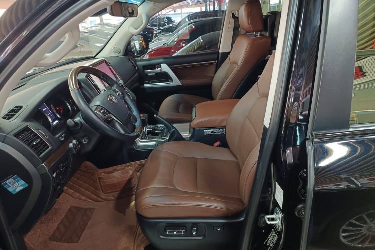 Used Toyota Land Cruiser 2019 5.7L 7-Seater Middle East Version
