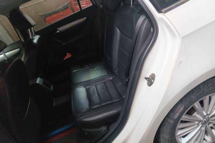 Used Volkswagen Gran Lavida 2013 1.6L Manual Fashion Model
