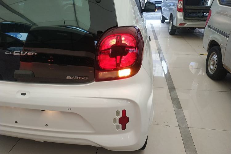 Used Roewe Clever 2021 302 km New Four-Seater Super-Efficient Version Right Rear Taillight