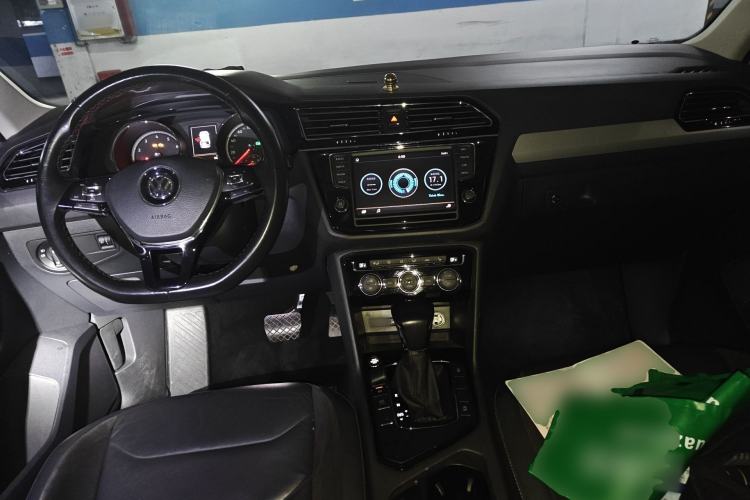 Used Volkswagen Tiguan L 2017 330TSI Automatic Two-Wheel Drive Luxury Edition Center Console