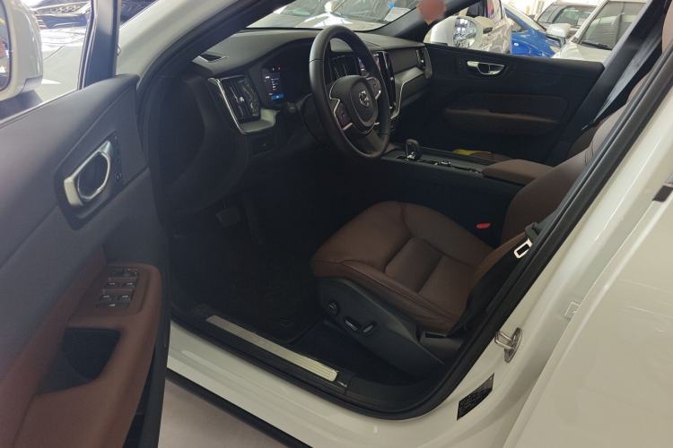 Used Volvo XC60 2025 B5 4x4 Smart Luxury Edition
