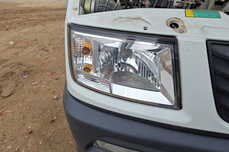 Used Iveco Daily 2020 2.5T A35 Passenger Van Single-Tire Mid-Roof Design 5-9 Seats with Sliding Side Door Meeting China V Emission Standards