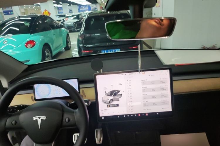 Used Tesla Model Y 2021 Standard Range Rear-Wheel Drive Version Center Console