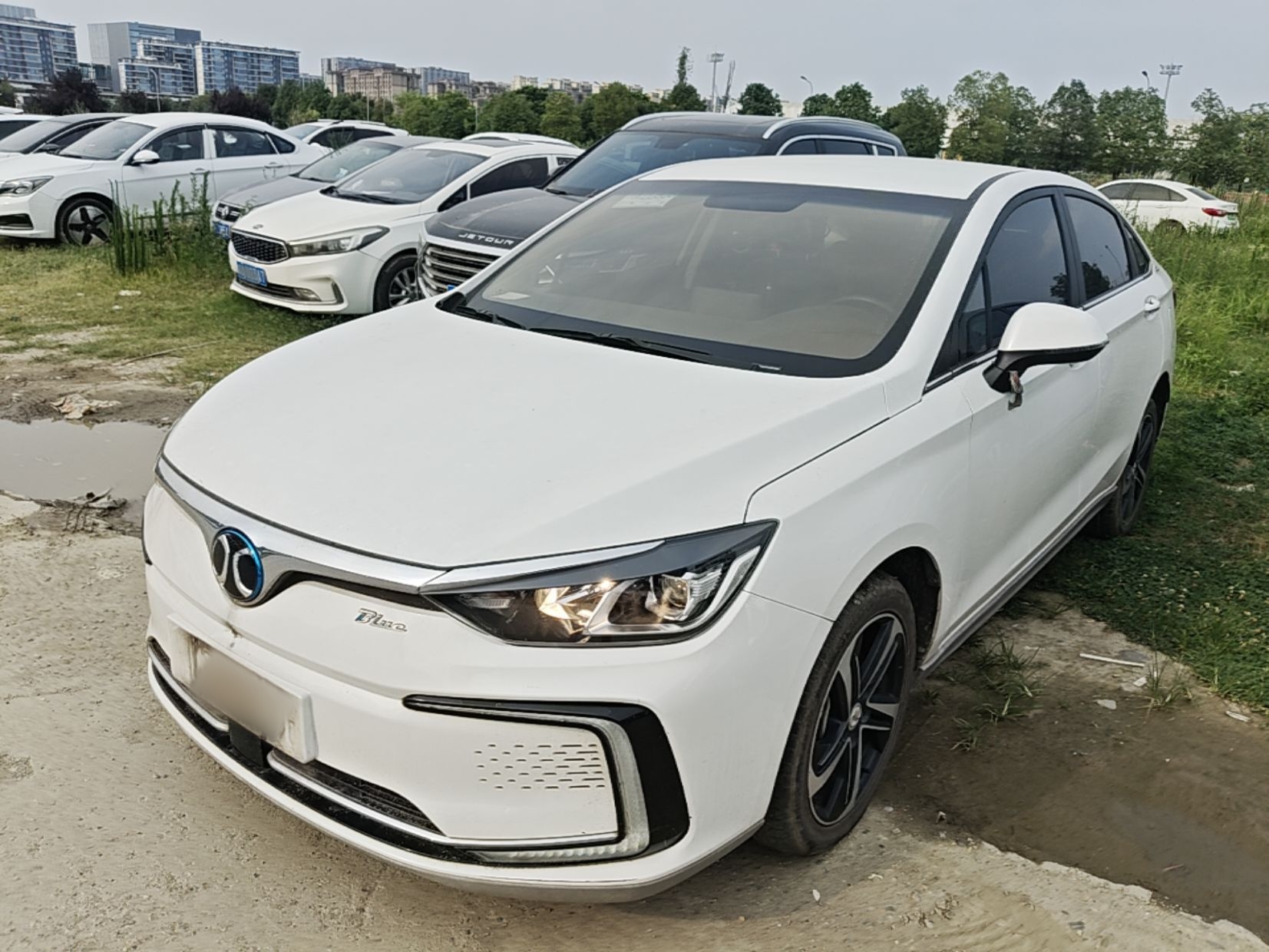 Под передней частью автомобиля
