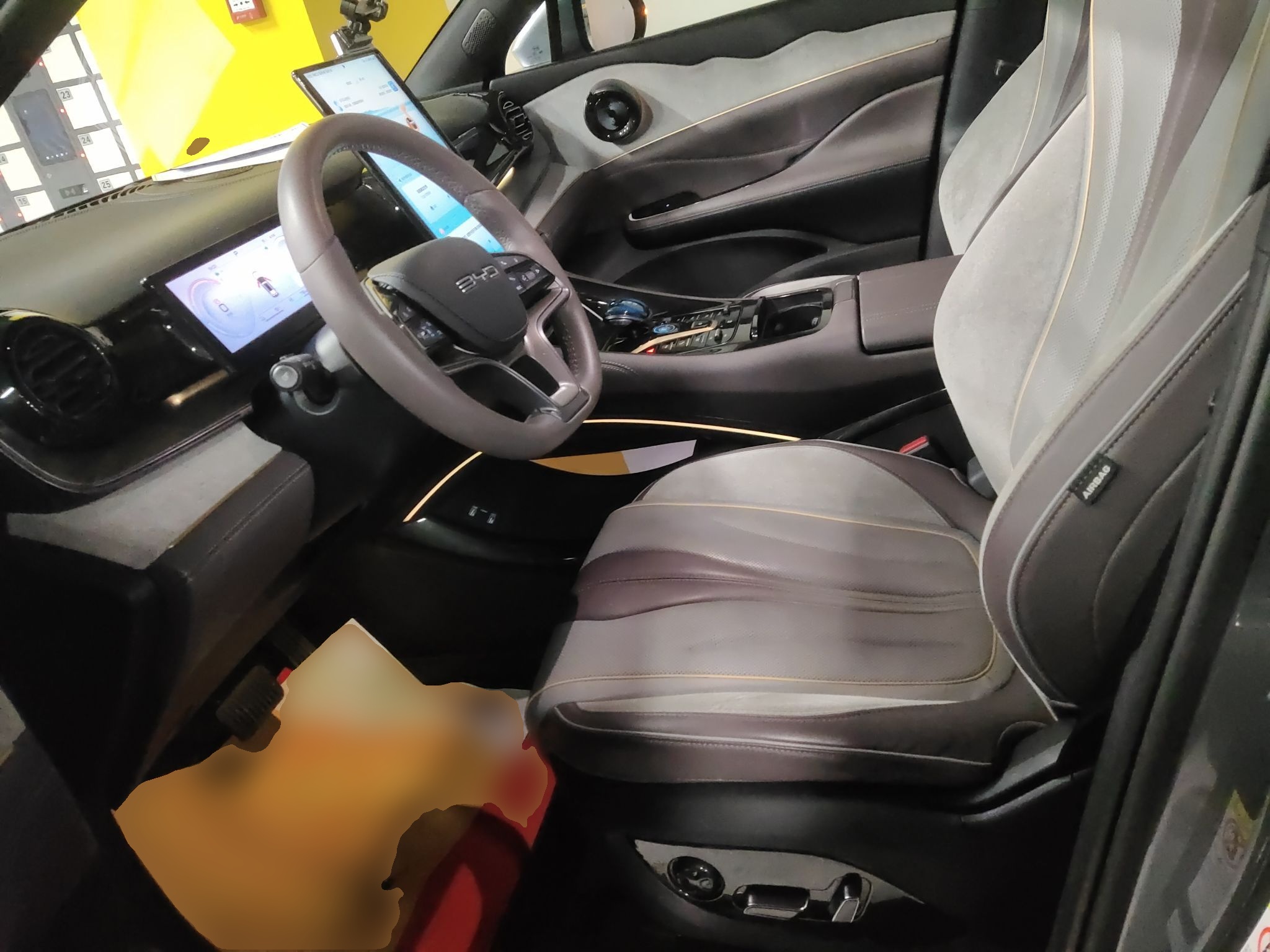 المقاعد الأمامية داخل السيارة