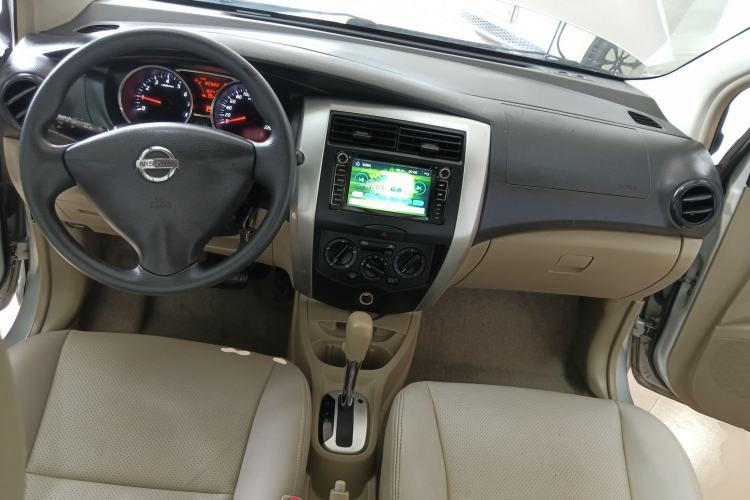 Used Nissan Livina 2015 1.6XE CVT Comfort Edition Center Console