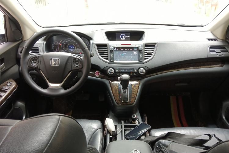 Used Honda CR-V 2013 2.4L two-wheel drive luxury version Center Console