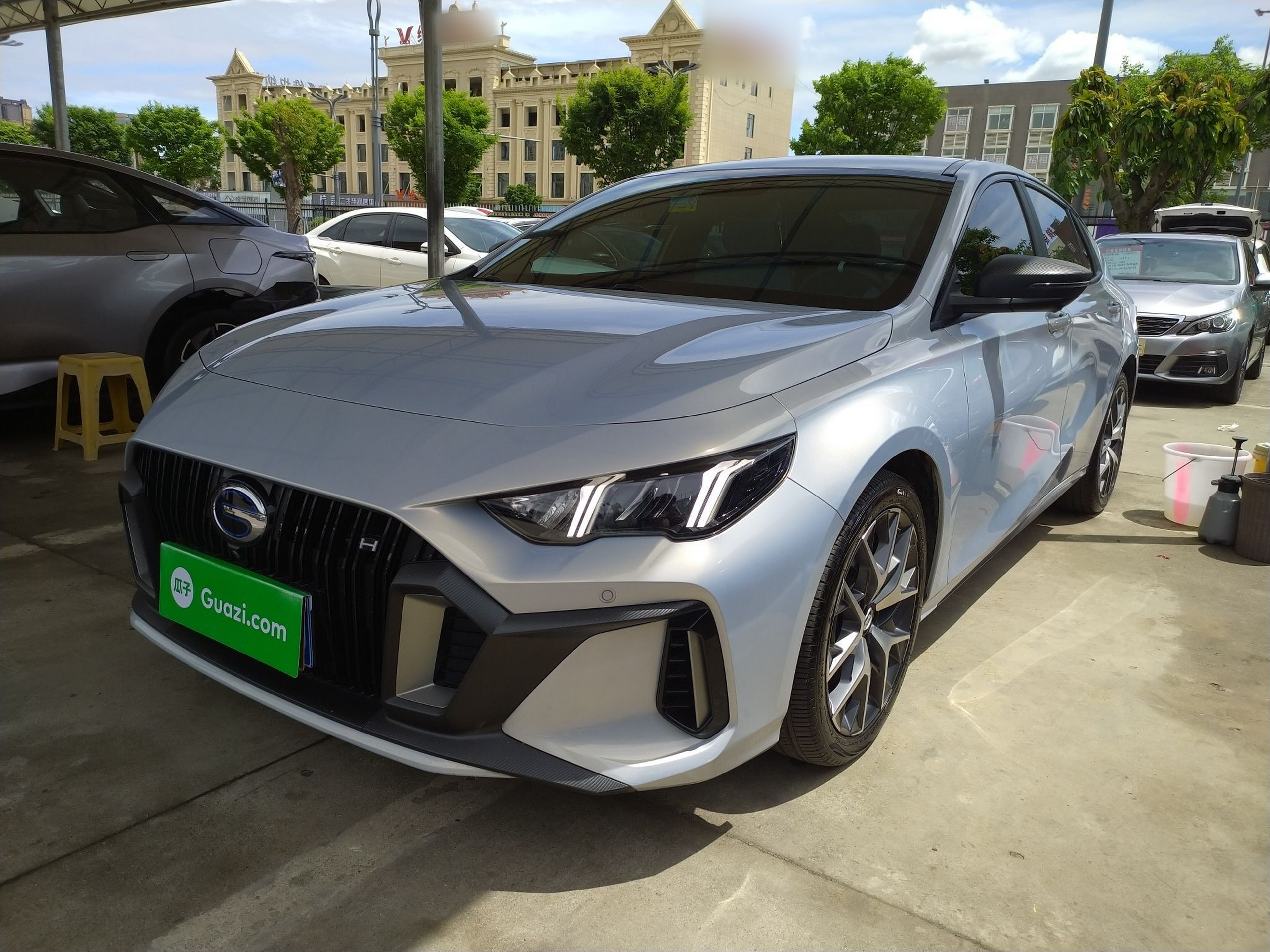 Под передней частью автомобиля