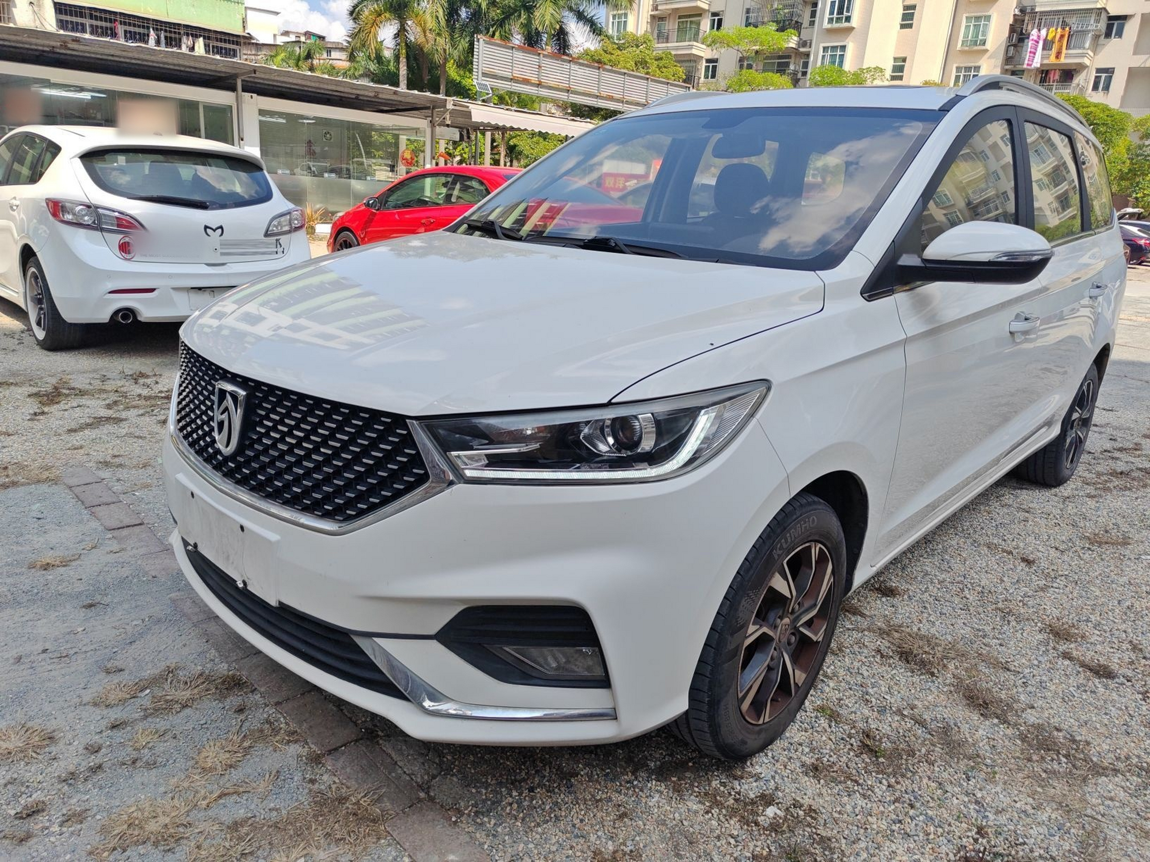 Под передней частью автомобиля