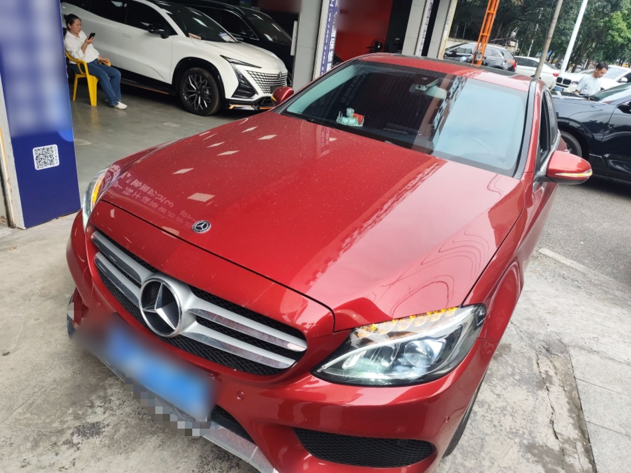 تحت مقدمة السيارة