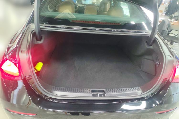 Used Mercedes-Benz E-Class New Energy 2024 E 350 e L Plug-in Hybrid Sedan Trunk