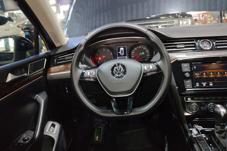 Used Volkswagen Magotan 2019 330TSI DSG Luxury Version China VI Standard Steering Wheel