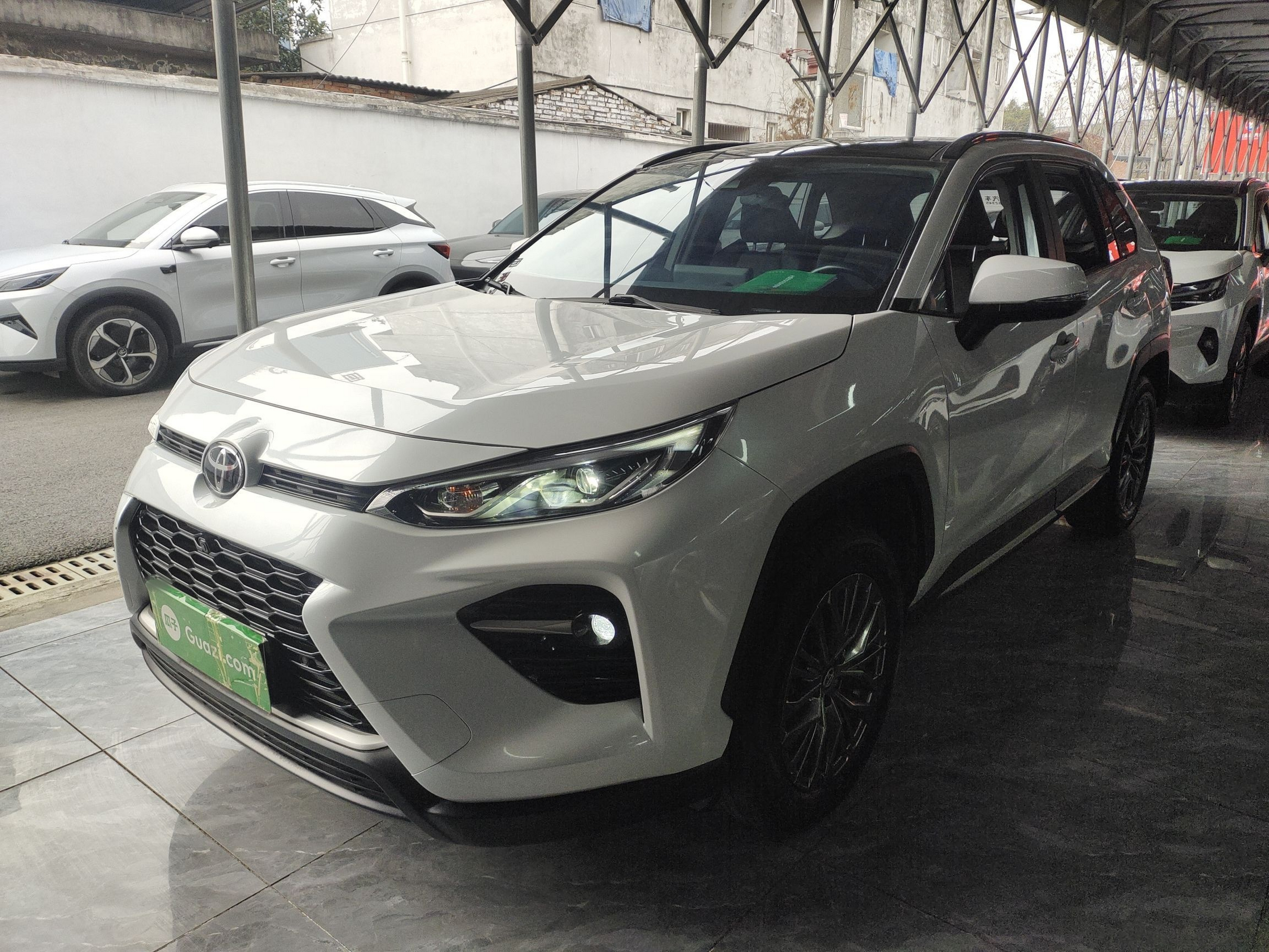 Под передней частью автомобиля