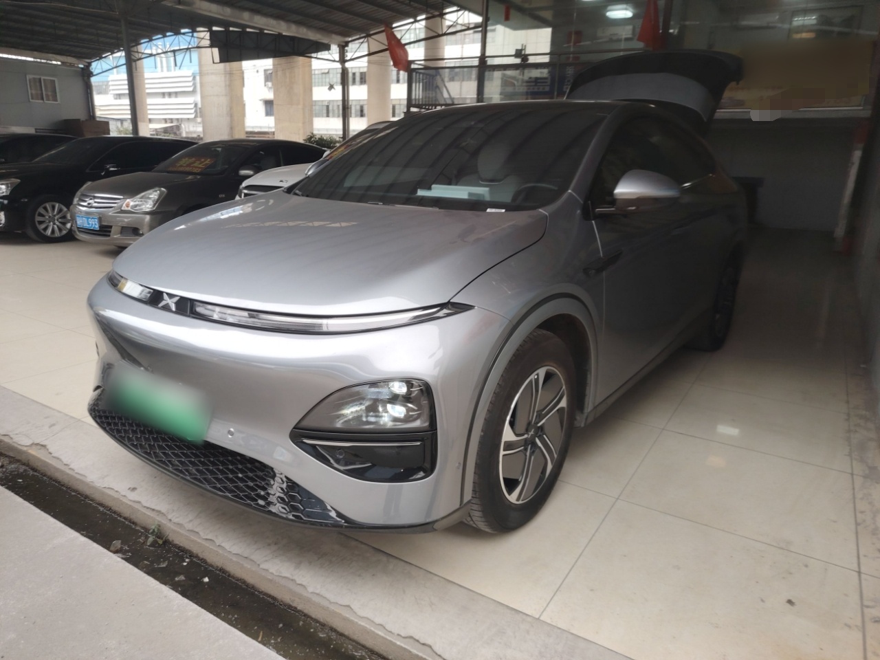 تحت مقدمة السيارة