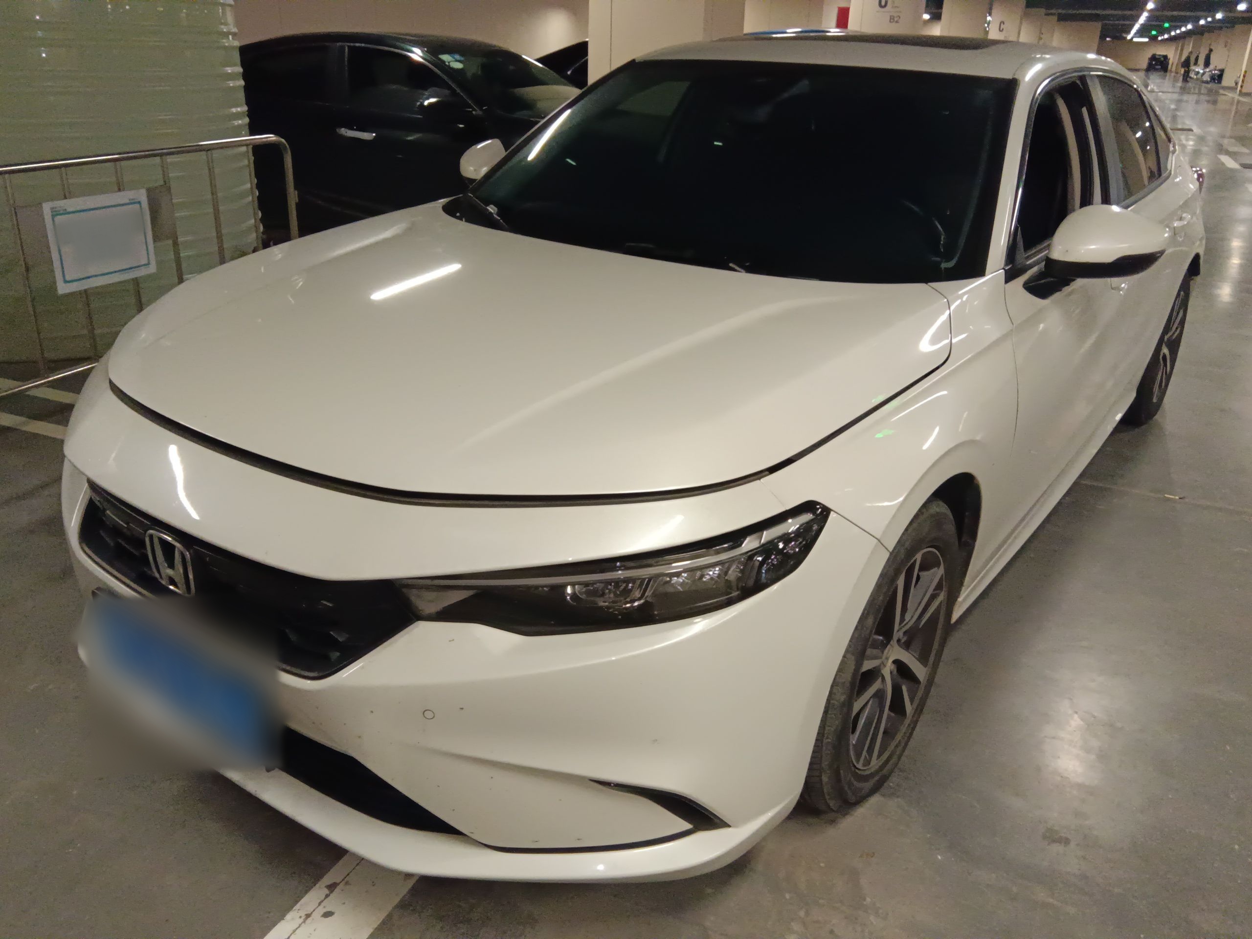 تحت مقدمة السيارة