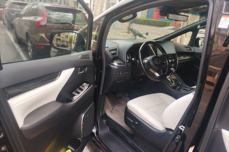 Used Lexus LM 2020 300h Four-Seat Grand Edition Driver Seat