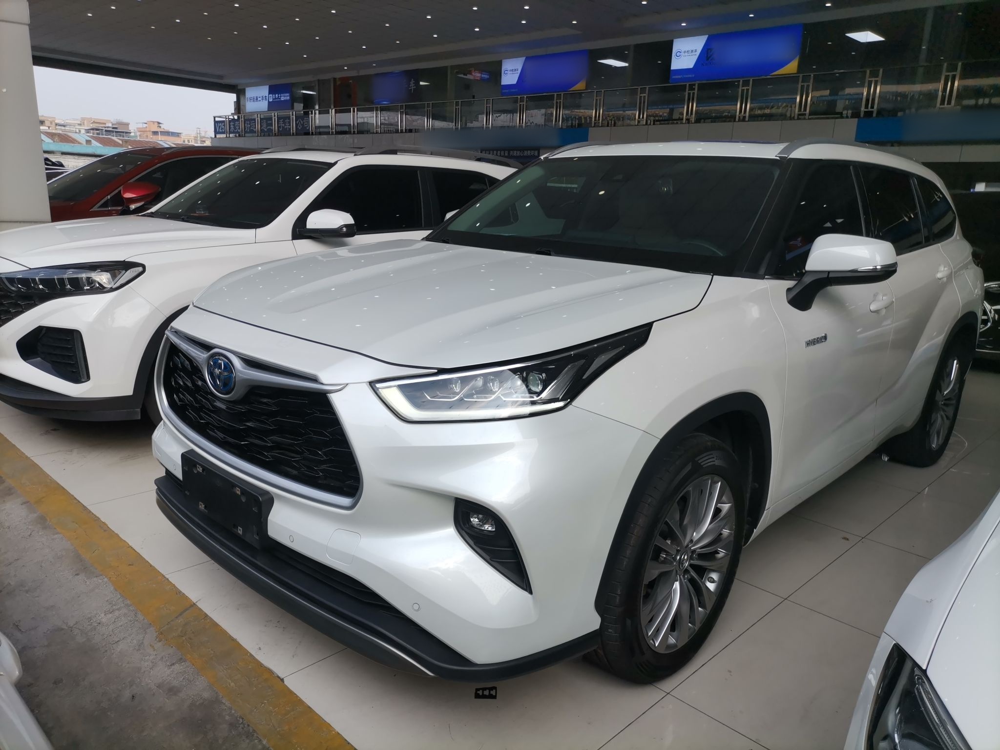 تحت مقدمة السيارة