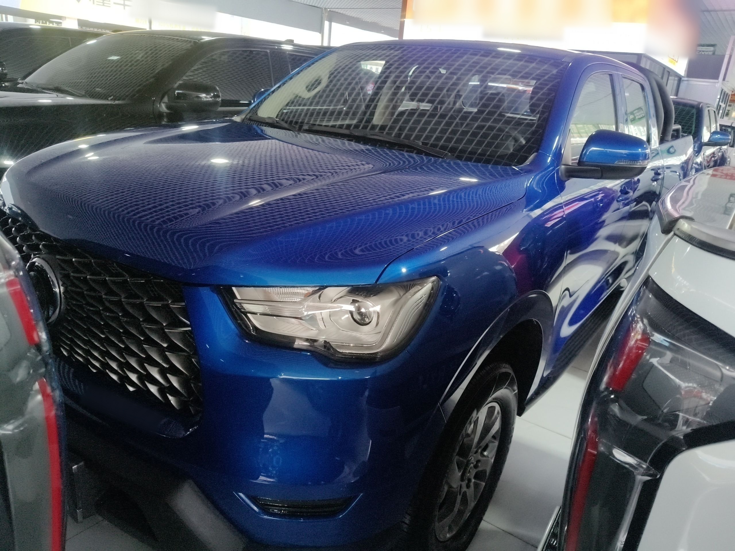 تحت مقدمة السيارة