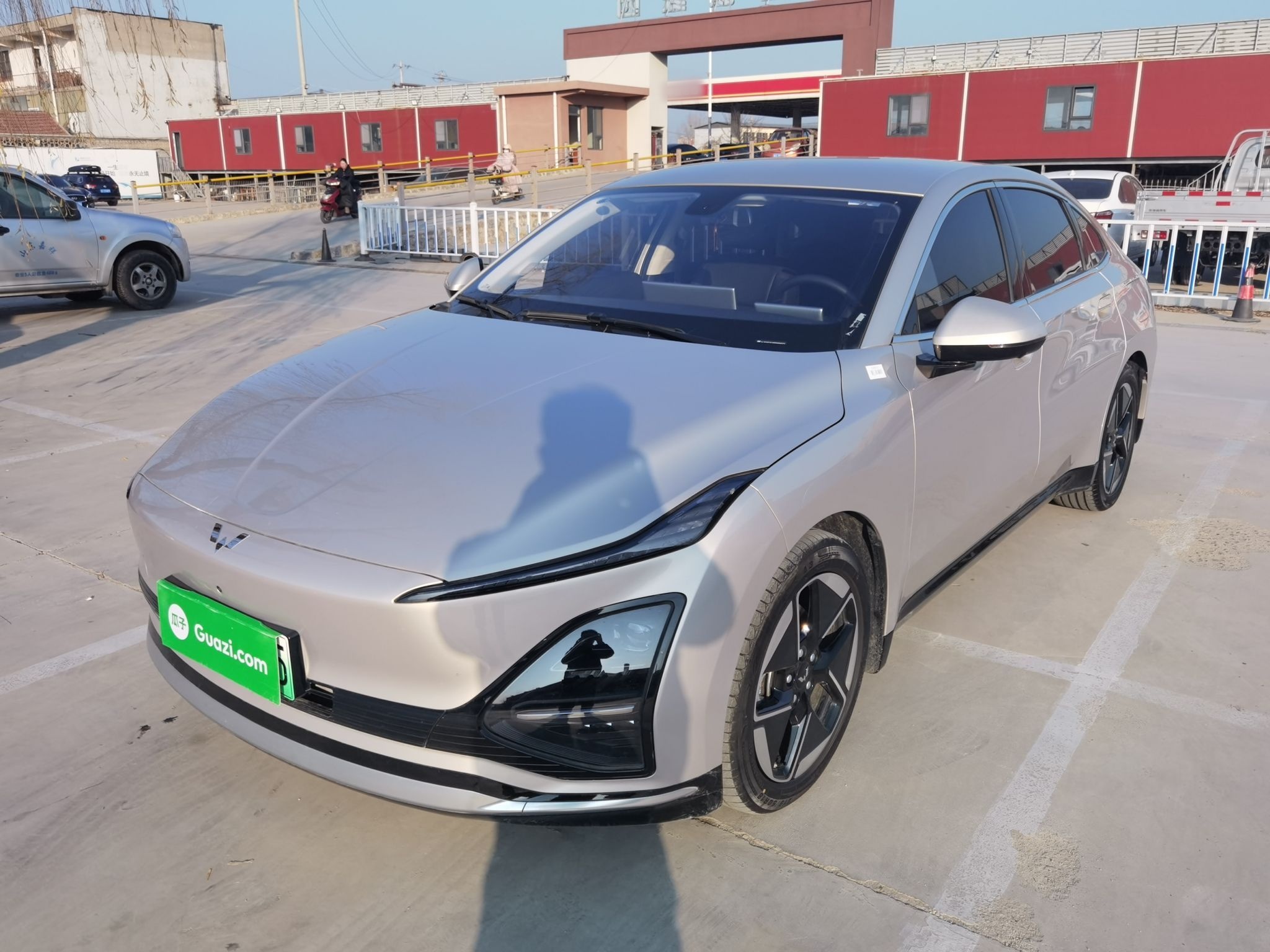 Под передней частью автомобиля