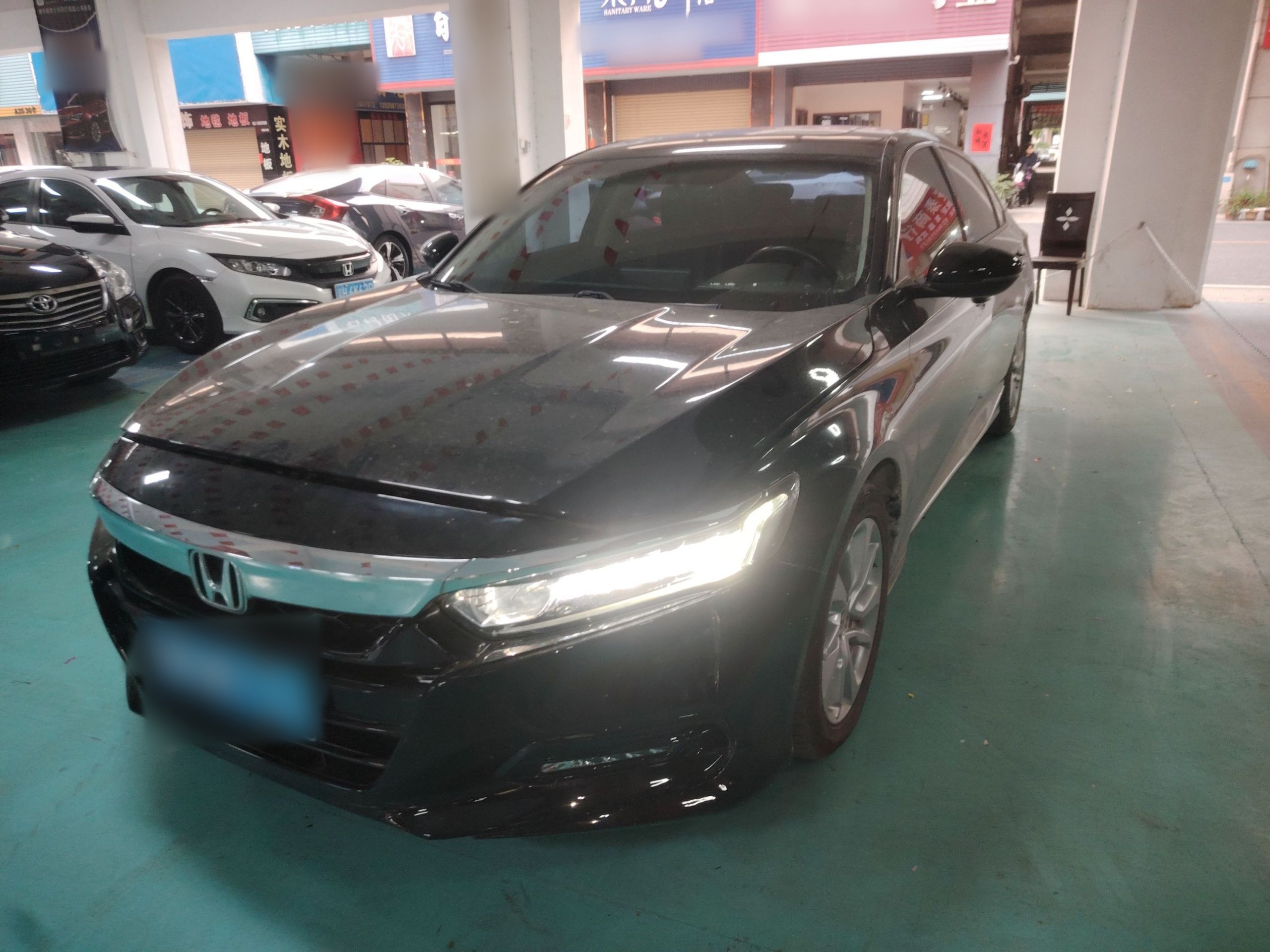 تحت مقدمة السيارة