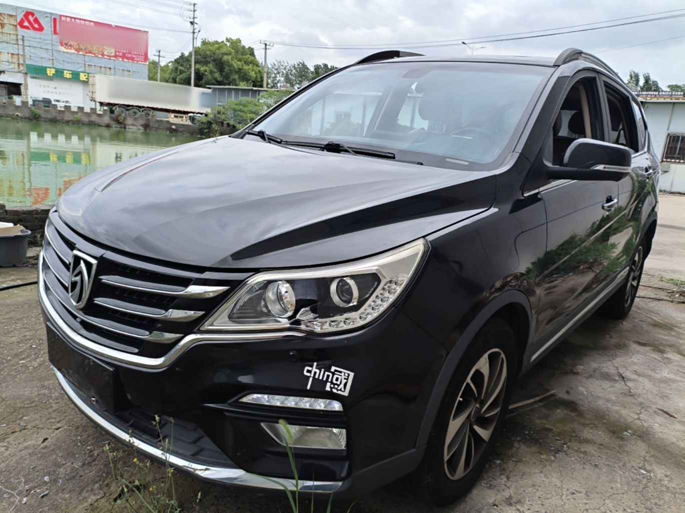 Под передней частью автомобиля