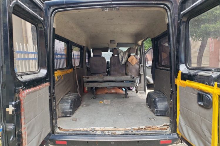 Used Dongfeng Yufeng 2015 2.5T Lingyun Edition Box Truck comes standard with the short-wheelbase mid-roof ZD25 model. Trunk