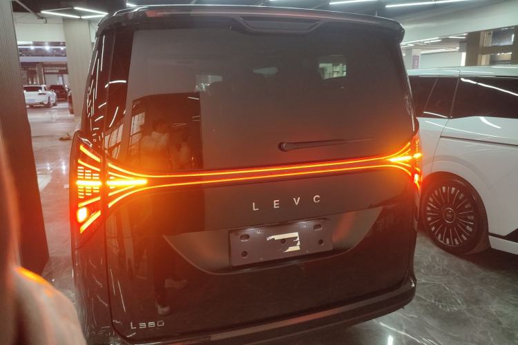 Used Geely Galaxy LEVC L380 2024 140-Degree 6-Seater All-Wheel-Drive Ultra