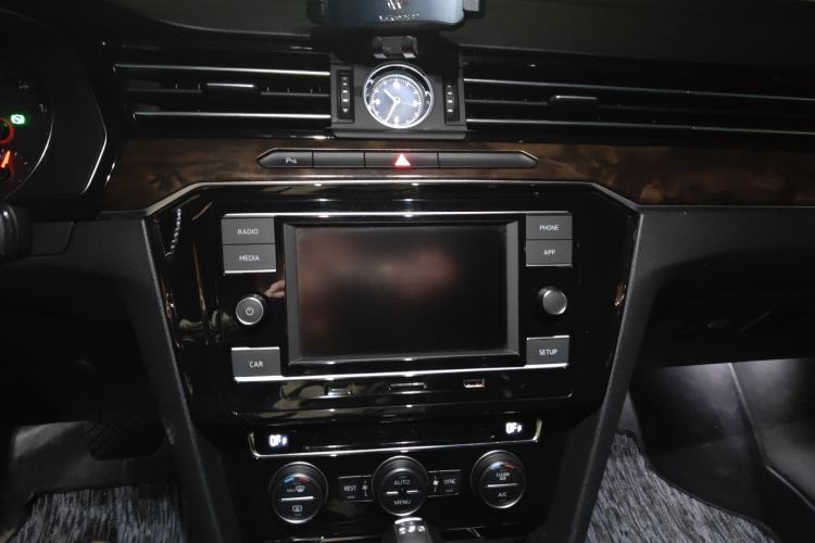 Used Volkswagen Magotan 2018 330TSI DSG Luxury Model Audio And AC Panel