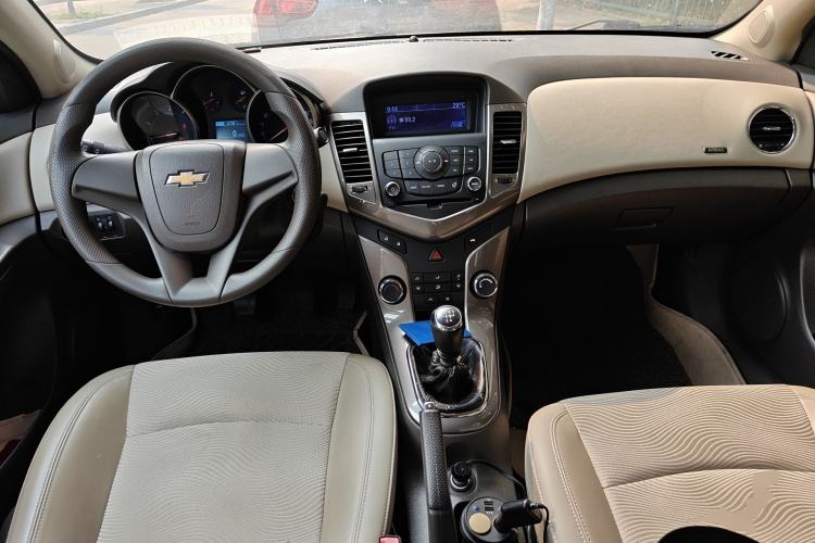 Used Chevrolet Cruze 2015 1.5L Classic SE MT Center Console