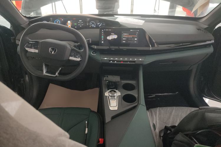 Used Changan UNI-V iDD 2024 Blue Whale Smart Electric iDD 136km ZhiKu Model
