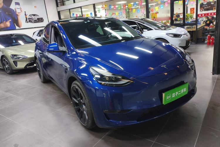 Used Tesla Model Y 2021 Long-Range All-Wheel-Drive Version Front Right 45 Deg