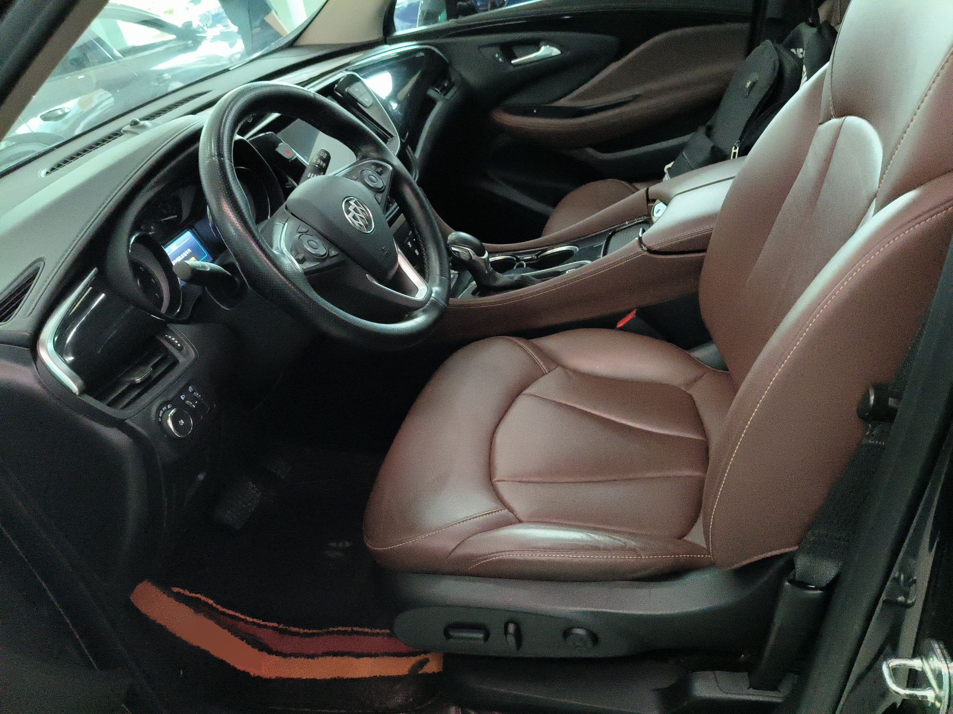 Переднее сиденье в автомобиле