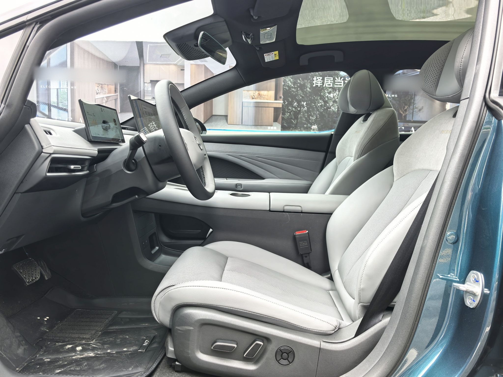 المقاعد الأمامية داخل السيارة