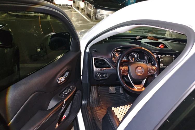 Used Jeep Cherokee 2019 2.0T Two-Wheel Drive Smart Enjoyment Version China VI