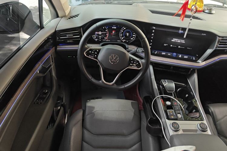 Used Volkswagen Touareg 2021 3.0 TSI Luxury Edition Black Diamond Sport Package Steering Wheel
