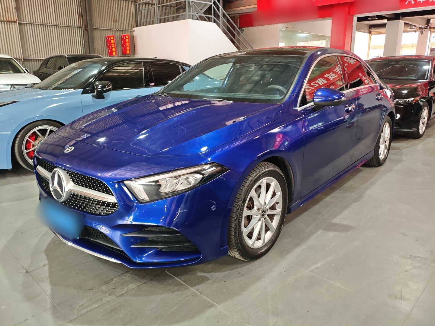 تحت مقدمة السيارة