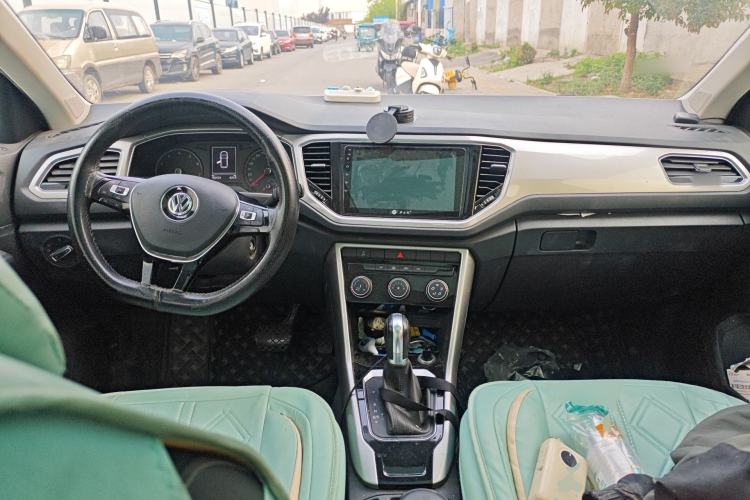 Used Volkswagen T-ROC 2019 230TSI DSG Two-Wheel-Drive Advanced Version China VI Standard Center Console