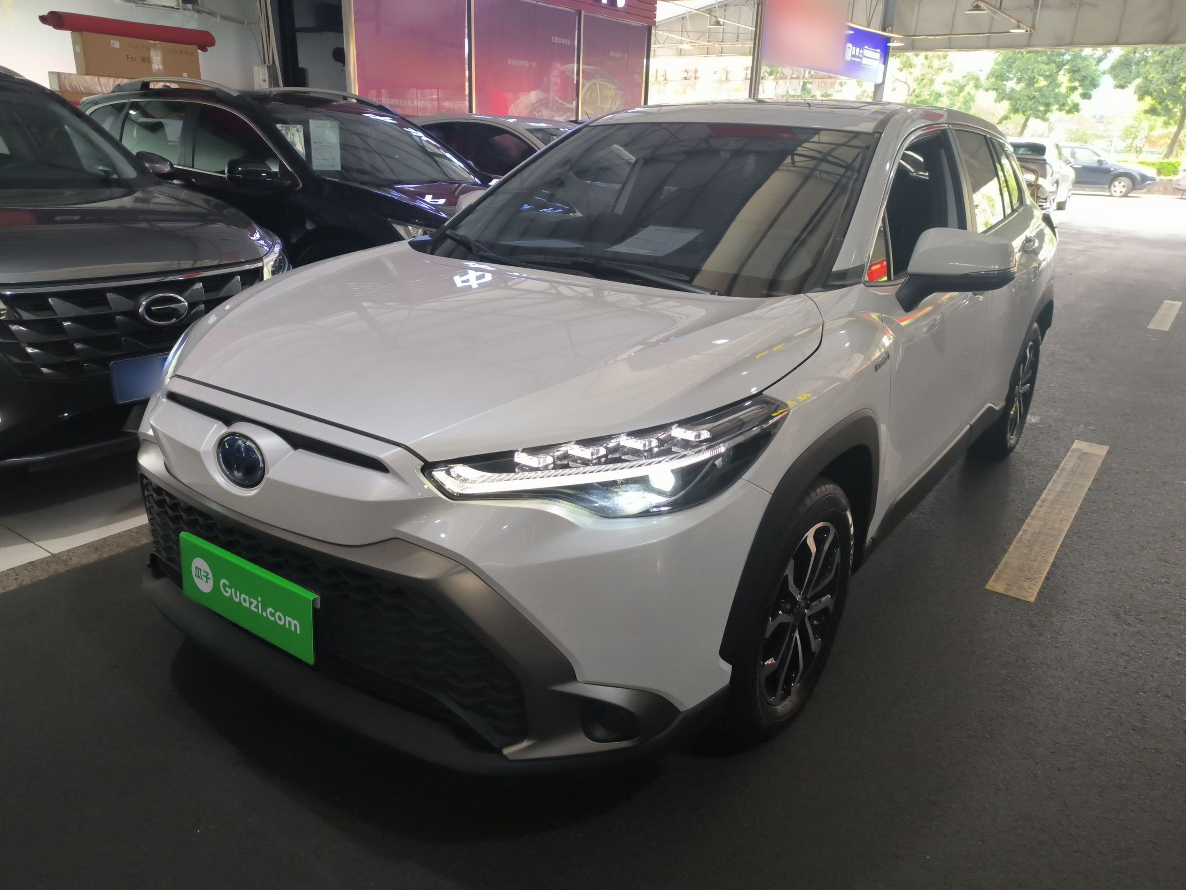 Под передней частью автомобиля