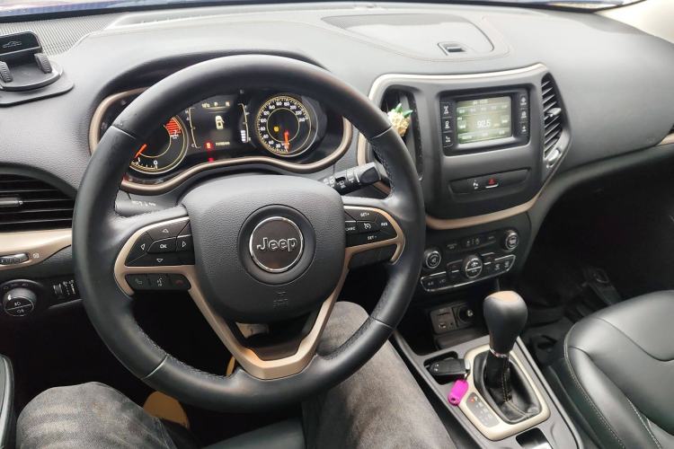 Used Jeep Cherokee 2016 2.4L Leading Edition
